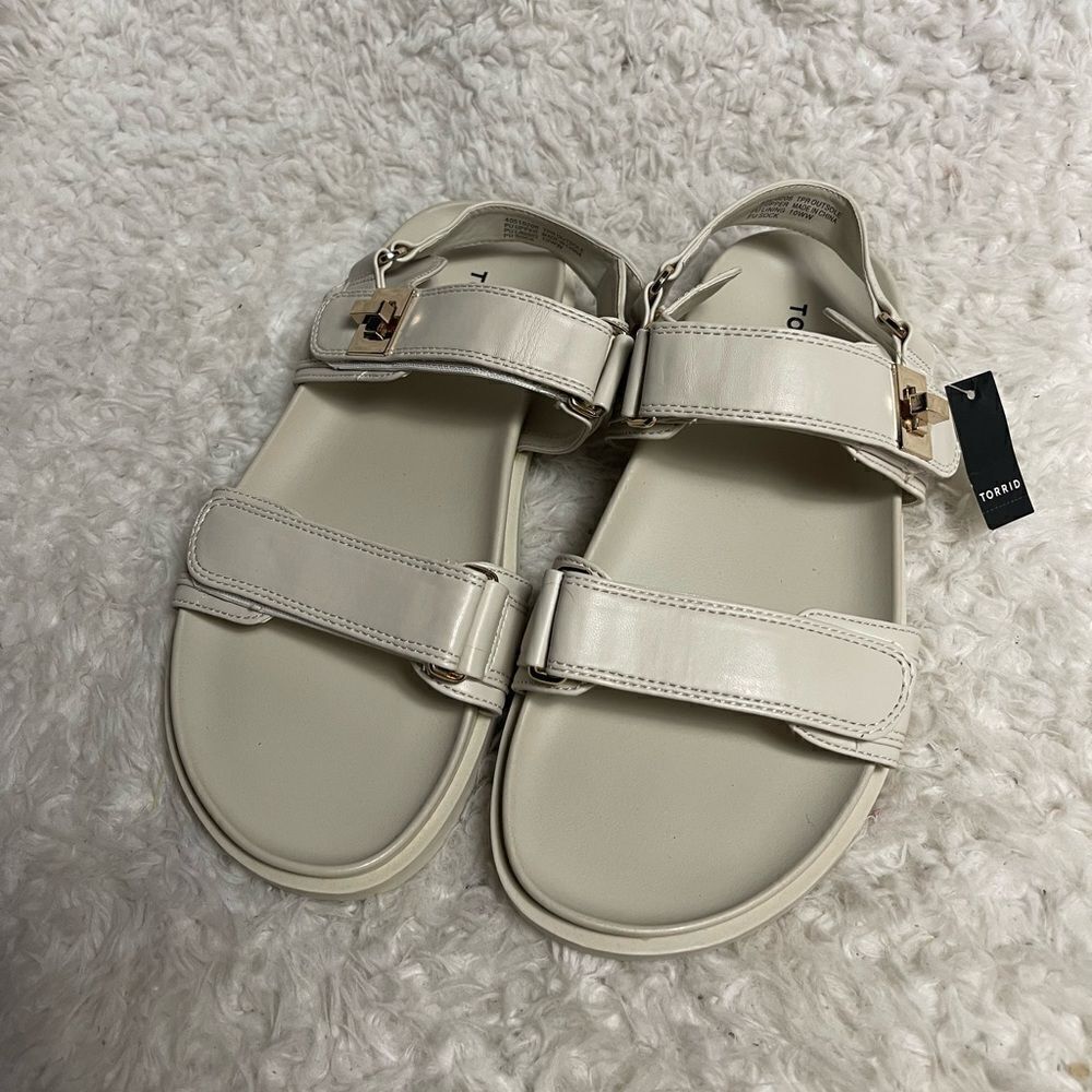 NWT Torrid Gladiator  straps Lug Sandals in Bone Beige gold tone Accents SZ10 WW